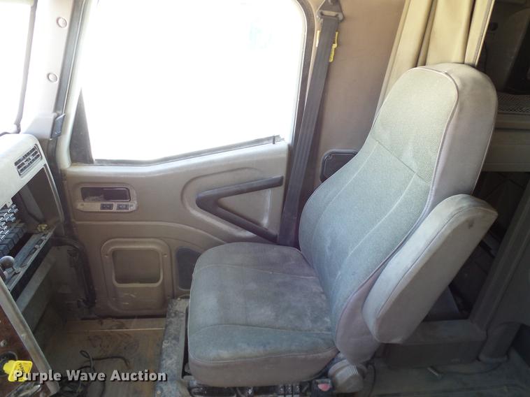 image for item DA6989 2007 International 9400i semi truck