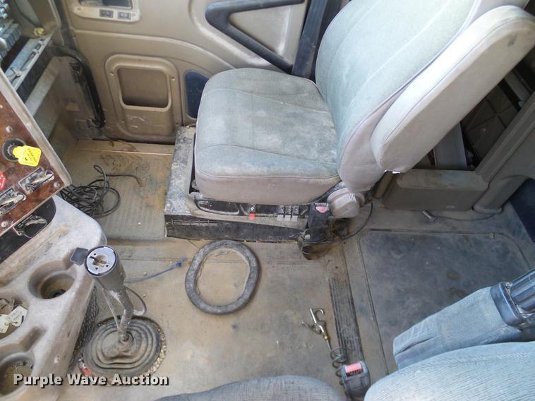 image for item DA6989 2007 International 9400i semi truck