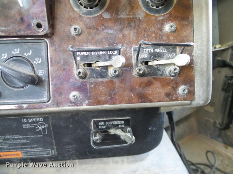 image for item DA6989 2007 International 9400i semi truck