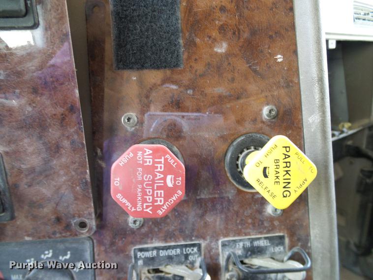 image for item DA6989 2007 International 9400i semi truck