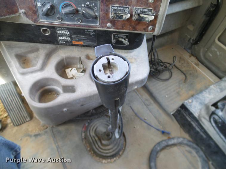 image for item DA6989 2007 International 9400i semi truck