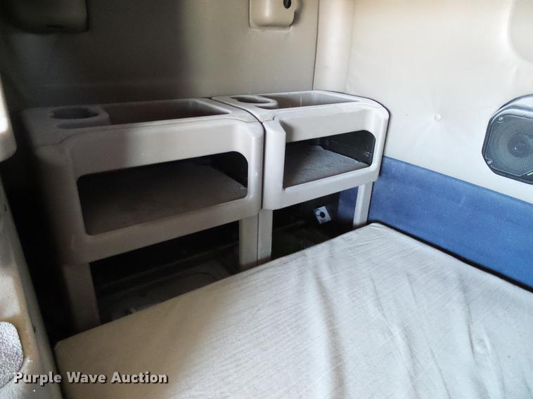 image for item DA6989 2007 International 9400i semi truck