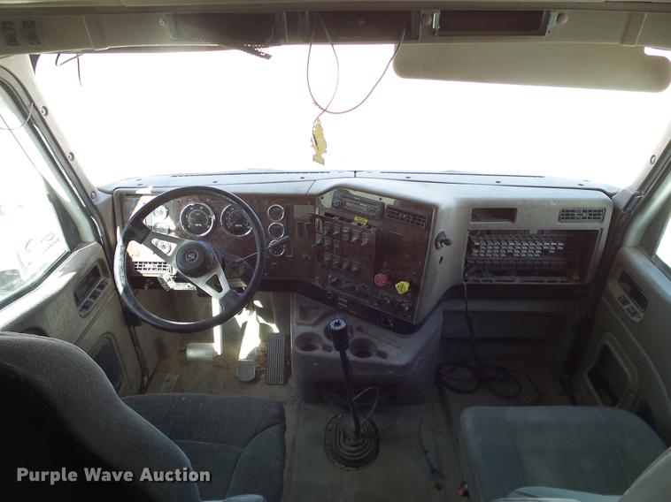 image for item DA6989 2007 International 9400i semi truck