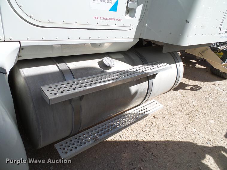 image for item DA6989 2007 International 9400i semi truck