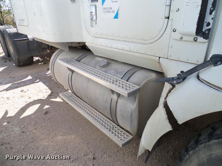 image for item DA6989 2007 International 9400i semi truck