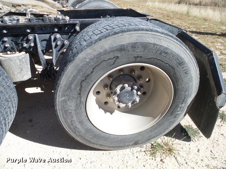 image for item DA6989 2007 International 9400i semi truck