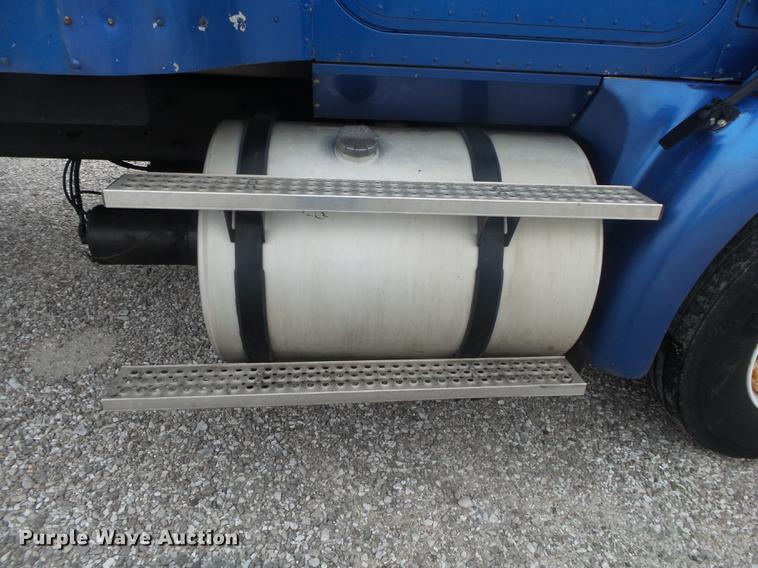 image for item DB7344 2006 International 9200i semi truck