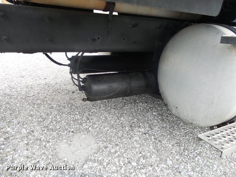 image for item DB7344 2006 International 9200i semi truck