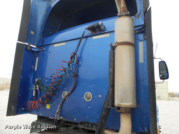 image for item DB7344 2006 International 9200i semi truck