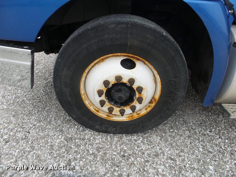 image for item DB7344 2006 International 9200i semi truck