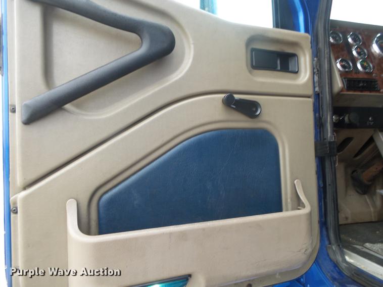 image for item DB7344 2006 International 9200i semi truck