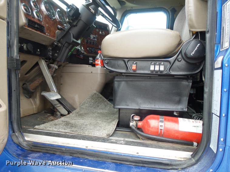 image for item DB7344 2006 International 9200i semi truck