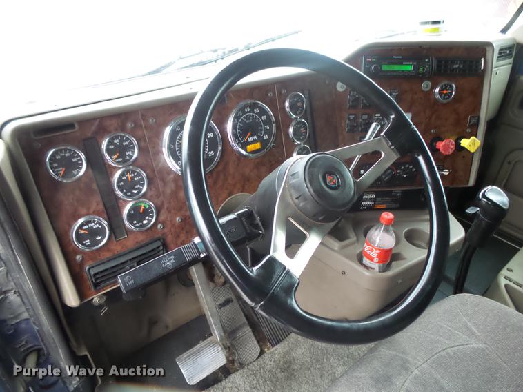 image for item DB7344 2006 International 9200i semi truck