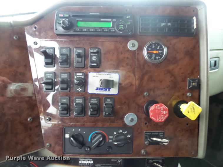 image for item DB7344 2006 International 9200i semi truck