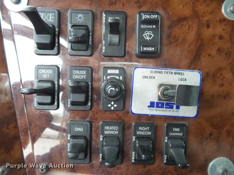 image for item DB7344 2006 International 9200i semi truck