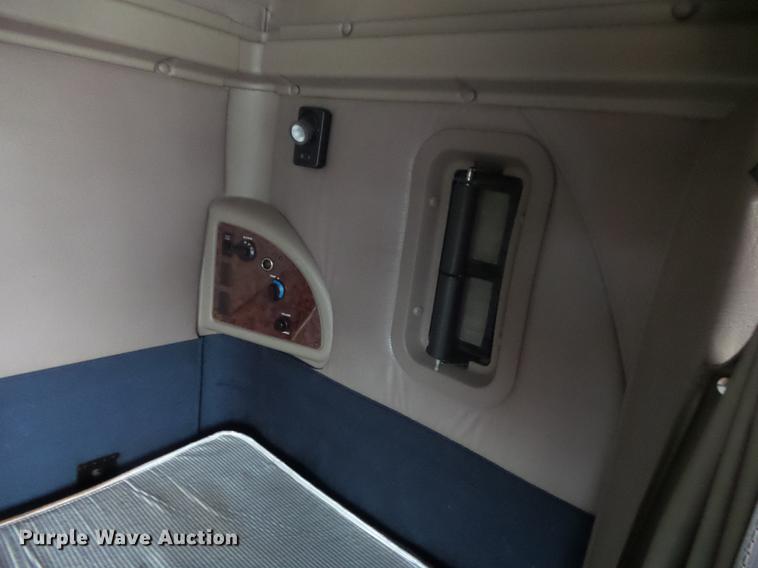 image for item DB7344 2006 International 9200i semi truck