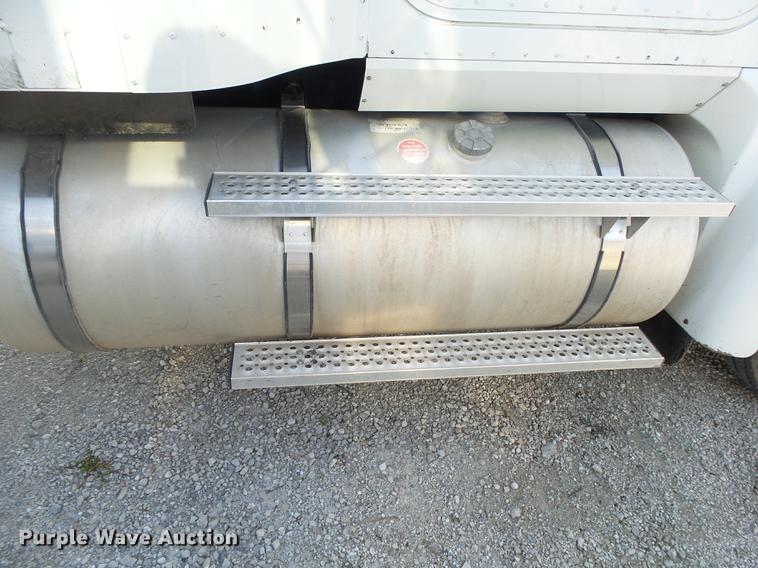 image for item DB7348 2007 International 9400i semi truck