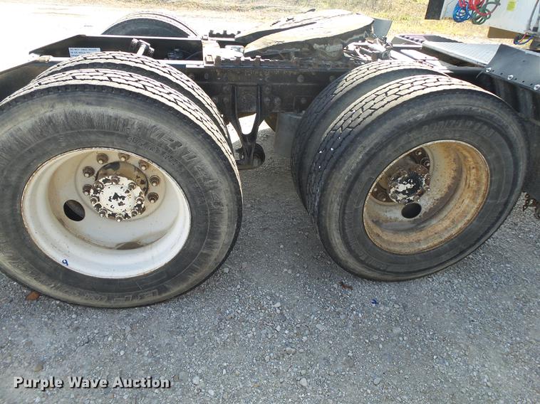 image for item DB7348 2007 International 9400i semi truck