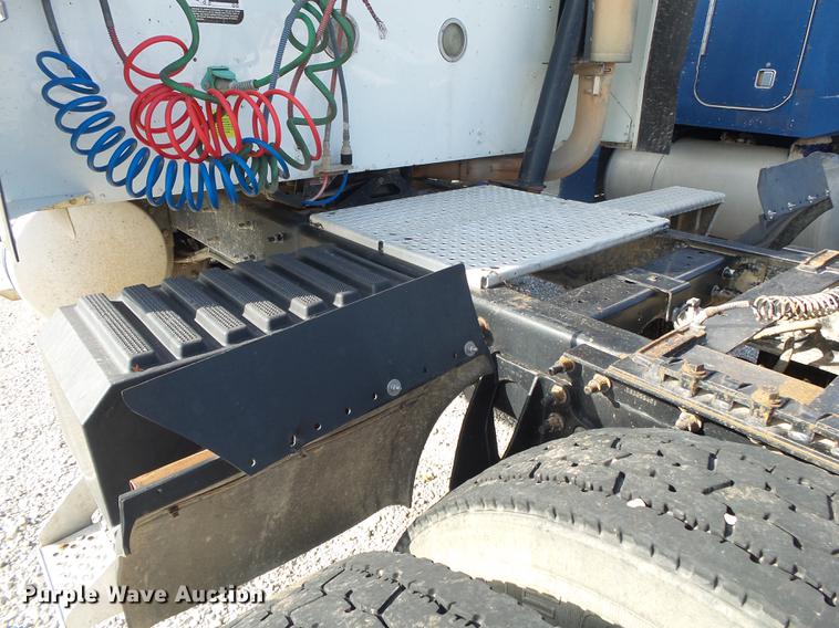 image for item DB7348 2007 International 9400i semi truck