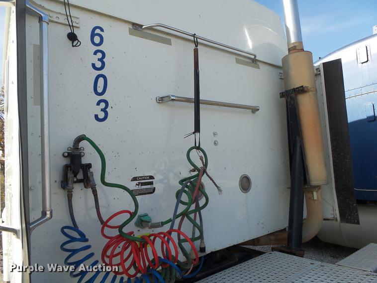 image for item DB7348 2007 International 9400i semi truck