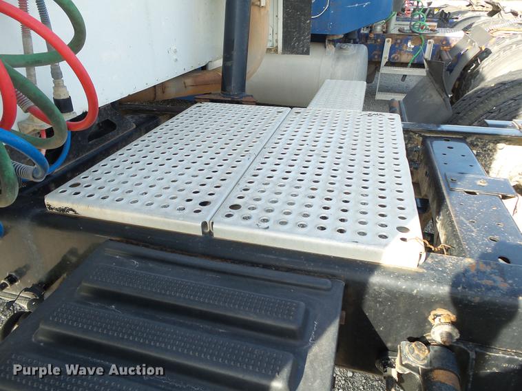 image for item DB7348 2007 International 9400i semi truck