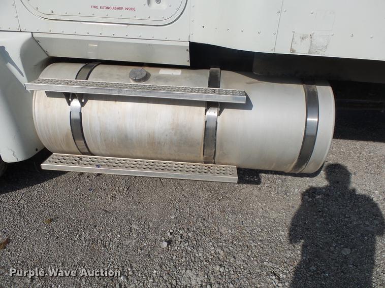 image for item DB7348 2007 International 9400i semi truck