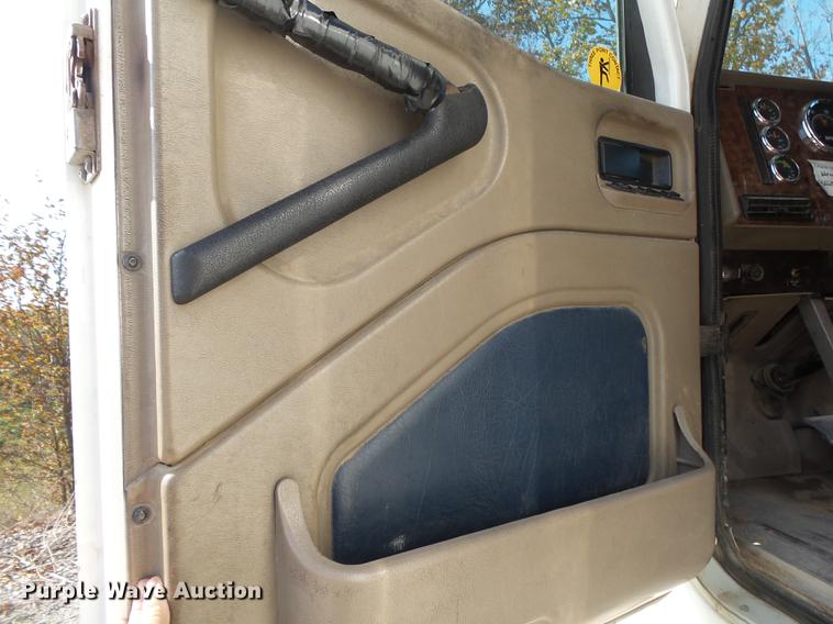 image for item DB7348 2007 International 9400i semi truck