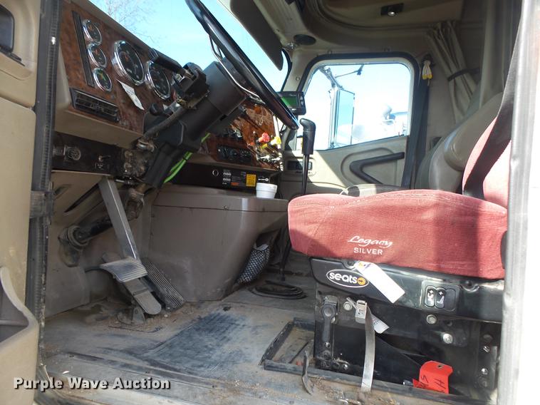 image for item DB7348 2007 International 9400i semi truck