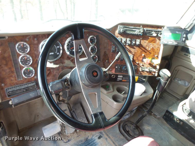 image for item DB7348 2007 International 9400i semi truck