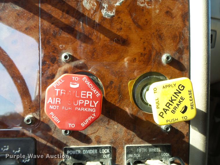 image for item DB7348 2007 International 9400i semi truck