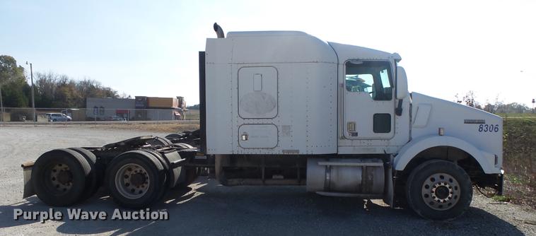 image for item DB7351 2000 Kenworth T800 semi truck