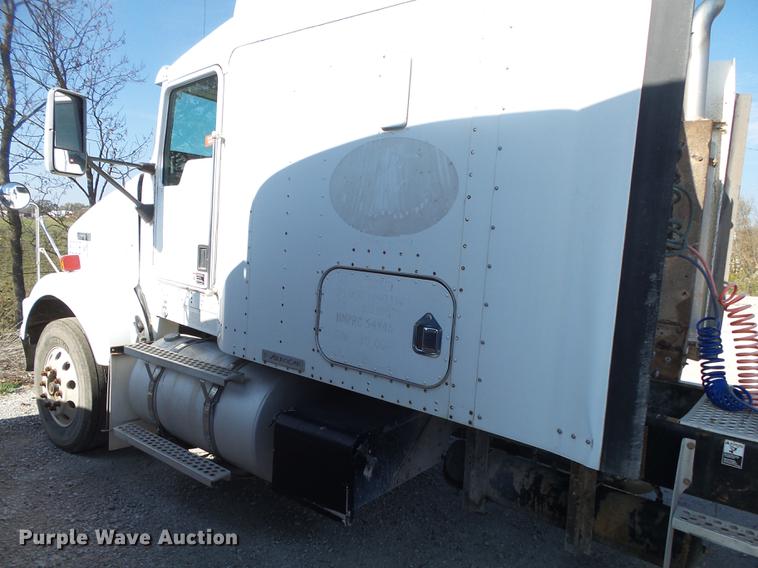 image for item DB7351 2000 Kenworth T800 semi truck