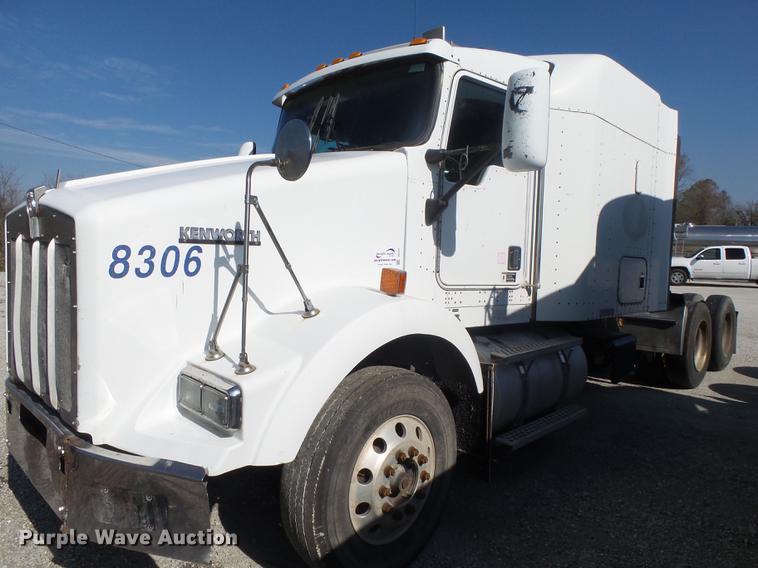 image for item DB7351 2000 Kenworth T800 semi truck