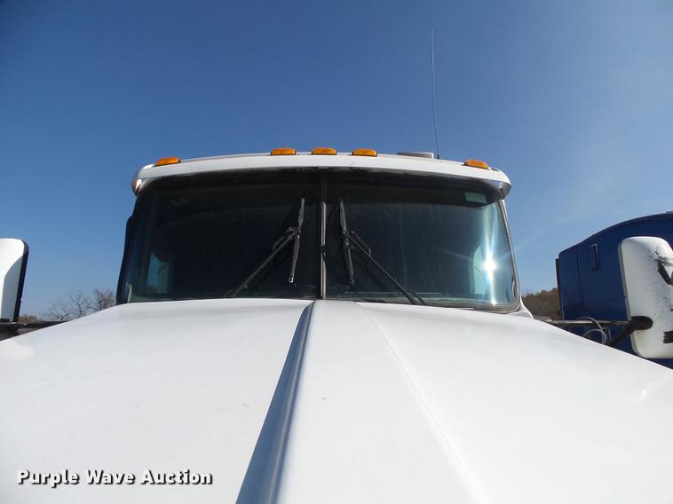 image for item DB7351 2000 Kenworth T800 semi truck