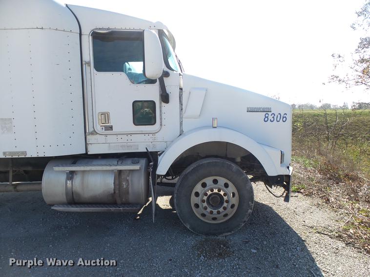 image for item DB7351 2000 Kenworth T800 semi truck