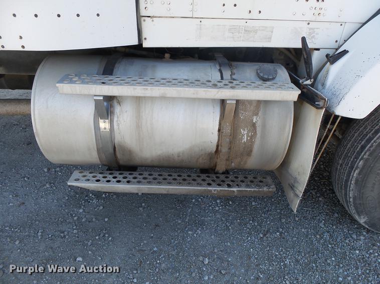 image for item DB7351 2000 Kenworth T800 semi truck