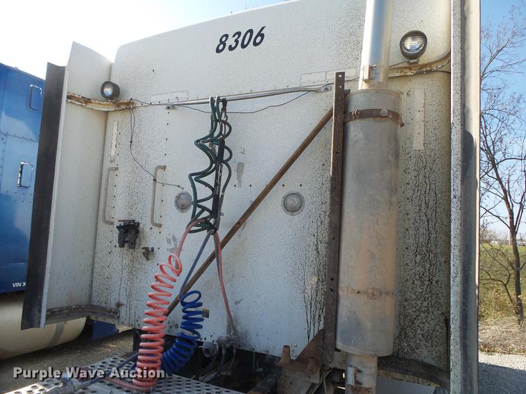 image for item DB7351 2000 Kenworth T800 semi truck