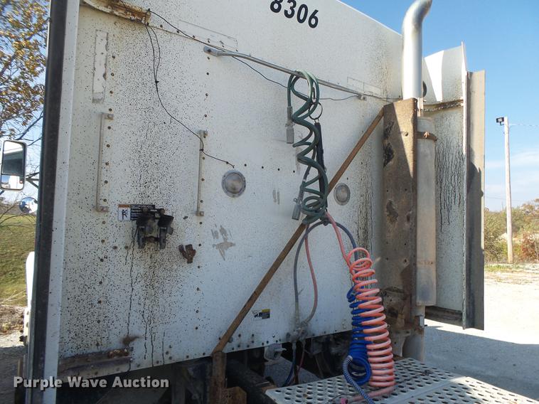 image for item DB7351 2000 Kenworth T800 semi truck