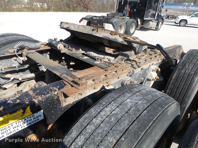 image for item DB7351 2000 Kenworth T800 semi truck