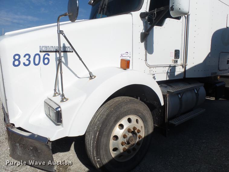 image for item DB7351 2000 Kenworth T800 semi truck