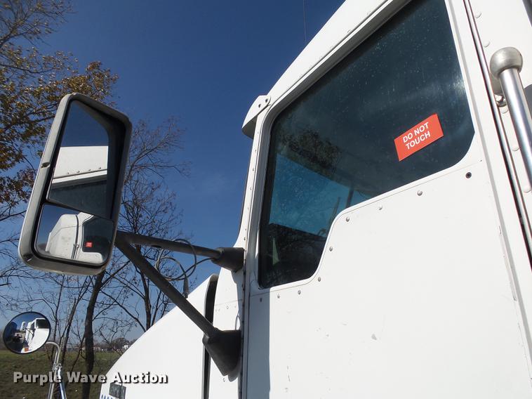 image for item DB7351 2000 Kenworth T800 semi truck