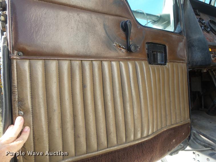 image for item DB7351 2000 Kenworth T800 semi truck