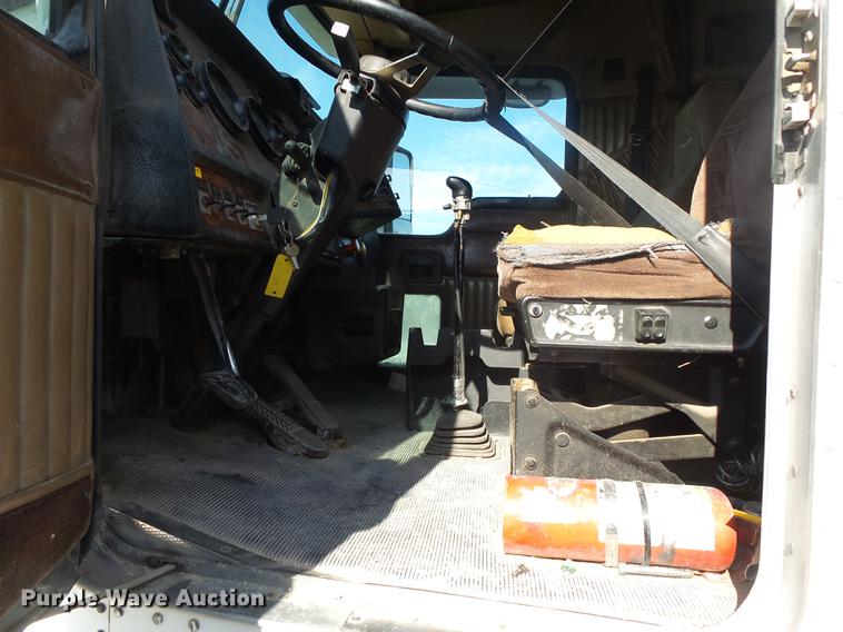 image for item DB7351 2000 Kenworth T800 semi truck