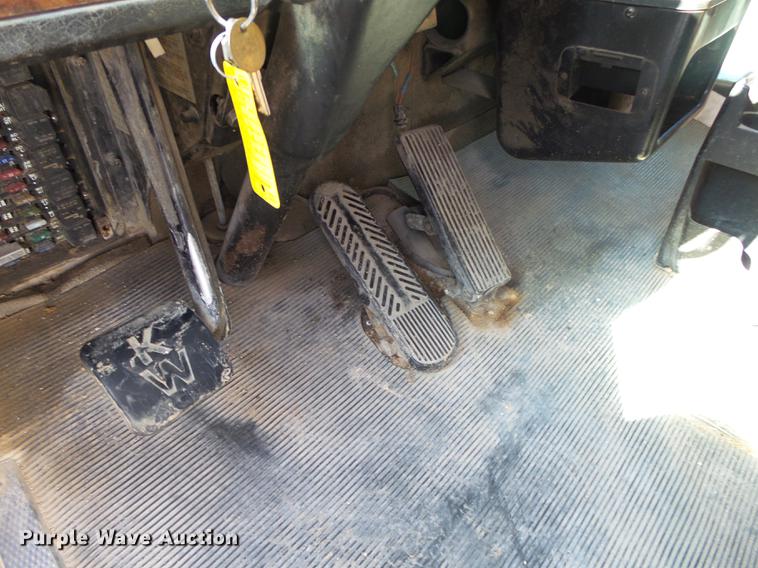 image for item DB7351 2000 Kenworth T800 semi truck