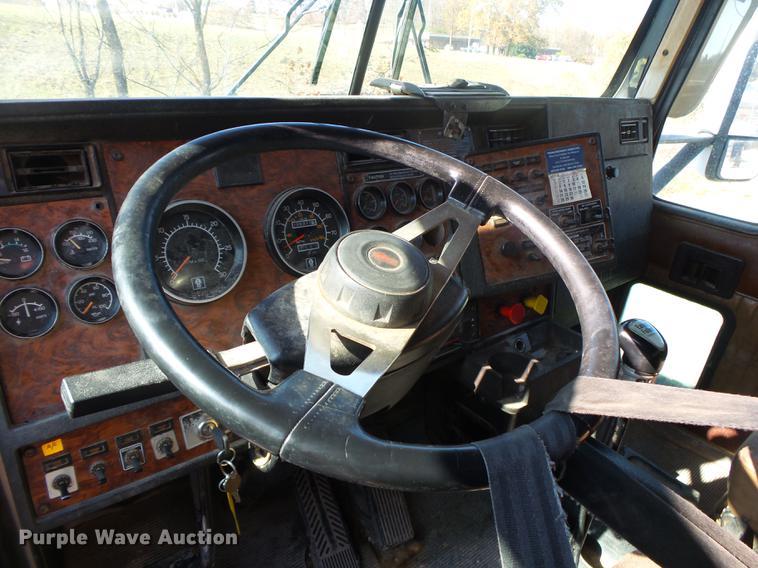 image for item DB7351 2000 Kenworth T800 semi truck