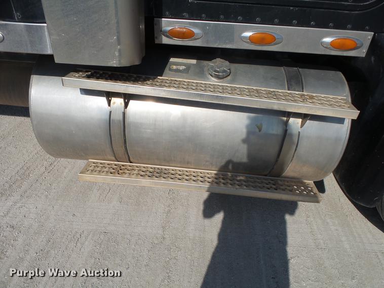 image for item DB7352 2007 International 9400i semi truck