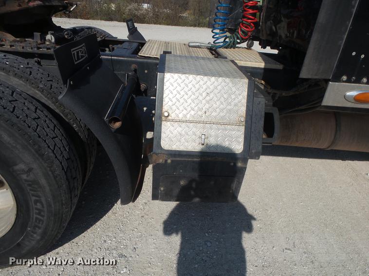 image for item DB7352 2007 International 9400i semi truck