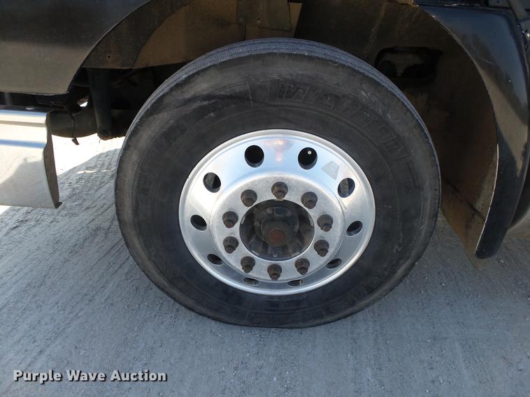 image for item DB7352 2007 International 9400i semi truck