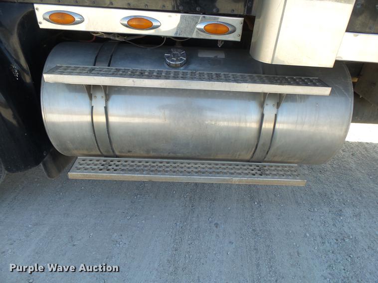 image for item DB7352 2007 International 9400i semi truck