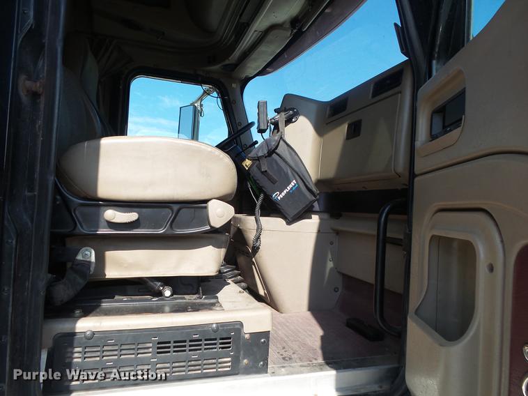 image for item DB7352 2007 International 9400i semi truck